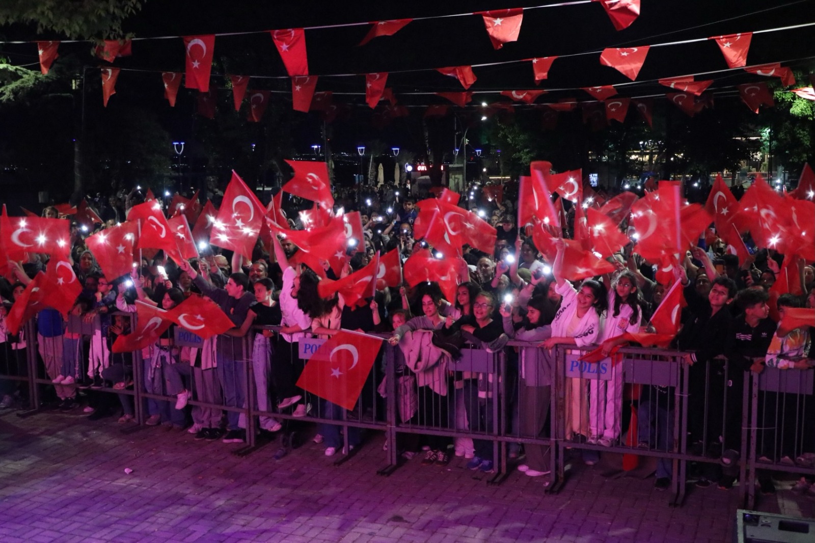 ÇİFTLİKKÖY’DE 19 MAYIS COŞKUSU RAGGA OKTAY’LA ZİRVEYE ÇIKTI