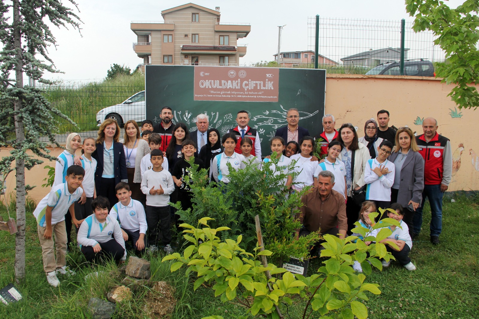Yalova İlkokulu Öğrencileri Seraya Sebze Fideleri Dikti 7 Yalova İlkokulu Öğrencileri Seraya Sebze Fideleri Dikti