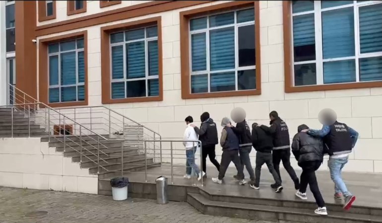 Yalova’da Narkotik Operasyonu: 4 Şüpheli Tutuklandı, Uyuşturucu Maddeler Ele Geçirildi 1 Yalova’da Narkotik Operasyonu: 4 Şüpheli Tutuklandı, Uyuşturucu Maddeler Ele Geçirildi