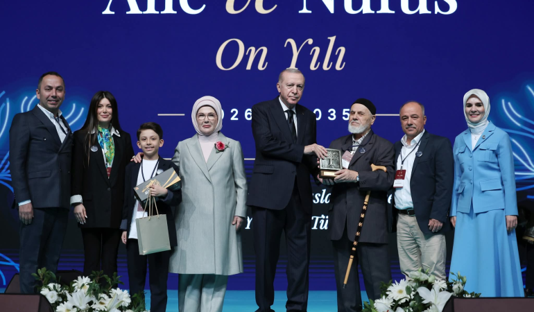 “Aileyle Yükselen Türkiye: 2026-2035 Aile ve Nüfus On Yılı Vizyonu Açıklandı” 1 “Aileyle Yükselen Türkiye: 2026-2035 Aile ve Nüfus On Yılı Vizyonu Açıklandı”