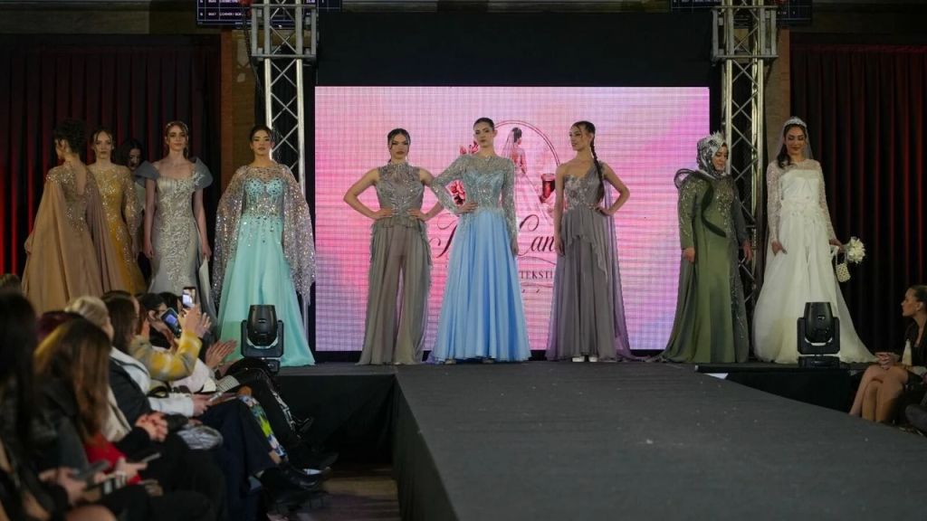 Büşra Canay, Ruse Moda Haftası’nda Abiye Koleksiyonuyla Büyüledi