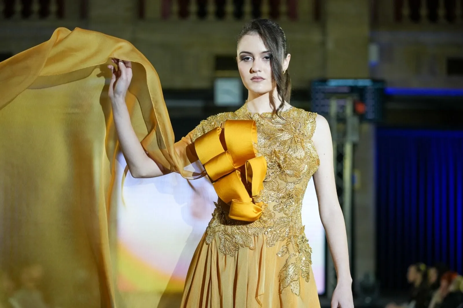 Büşra Canay, Ruse Moda Haftası’nda Abiye Koleksiyonuyla Büyüledi
