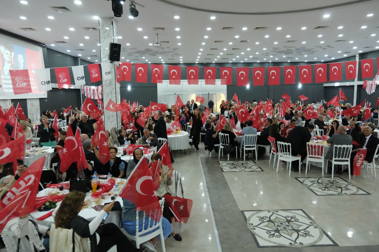 CHP’DEN ÇİFTLİKKÖY’DE DAYANIŞMA GECESİ
