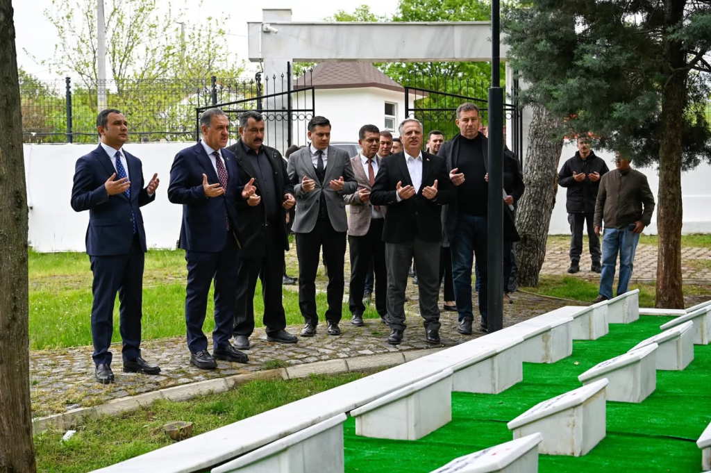 Akköy Şehitliği’nde Anlamlı Ziyaret: Şehitlerimizin Aziz Hatıraları Yaşatılıyor