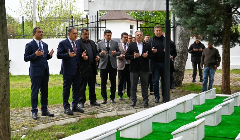 Akköy Şehitliği’nde Anlamlı Ziyaret: Şehitlerimizin Aziz Hatıraları Yaşatılıyor