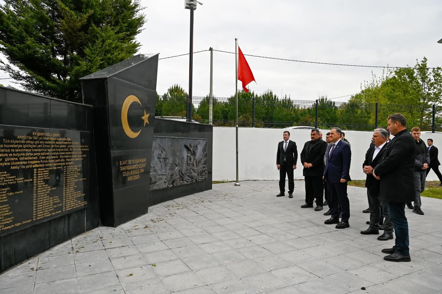Akköy Şehitliği’nde Anlamlı Ziyaret: Şehitlerimizin Aziz Hatıraları Yaşatılıyor