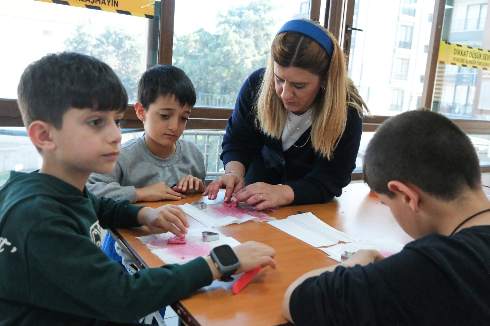 ÇİFTLİKKÖY’DE MİNİK KURSİYERLERDEN ANNELERE HEDİYE