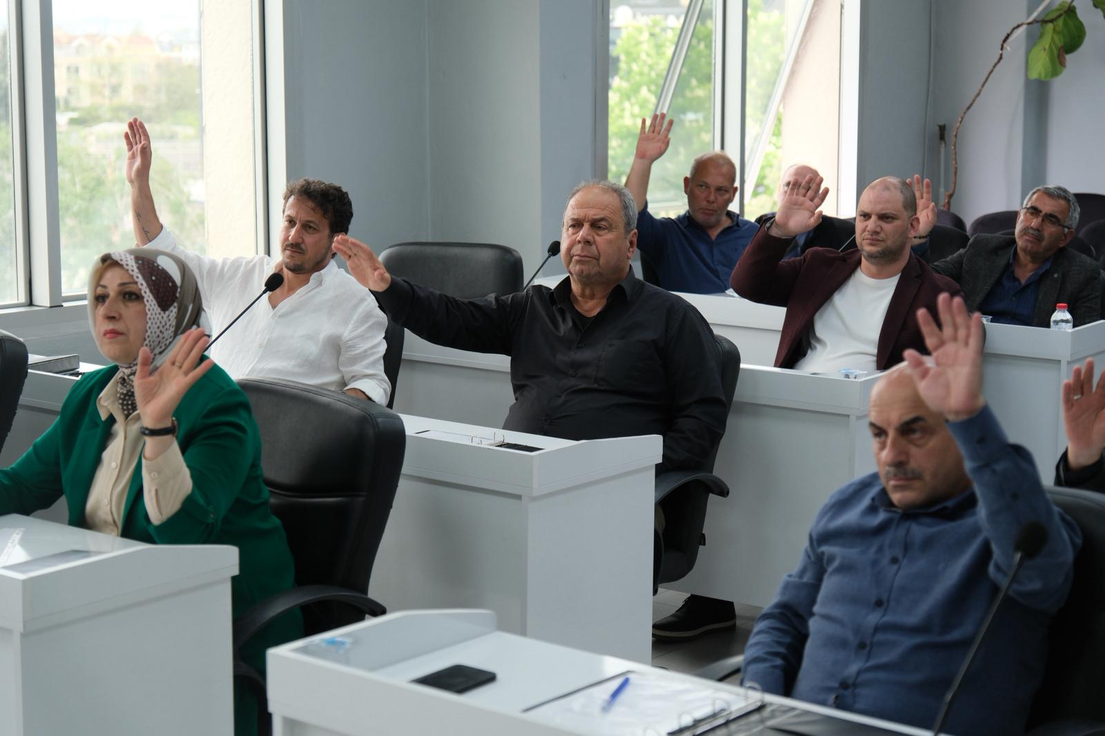 ÇİFTLİKKÖY’DE BELEDİYE MECLİSİ’NDEN MALİ DİSİPLİNE TAM NOT