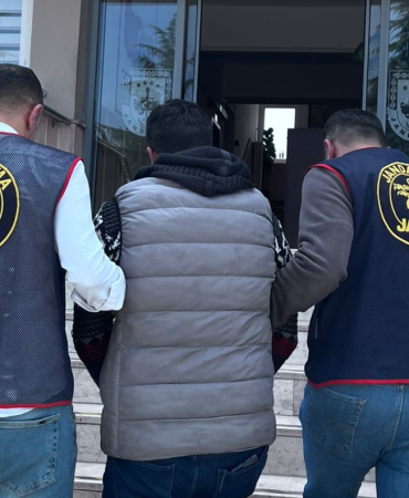 Yalova’da 17 Yıl 6 Ay Hapis Cezası Bulunan Hırsızlık Zanlısı Yakalandı 3 Yalova’da Hırsızlık Suçundan Aranan Şahıs Yakalandı