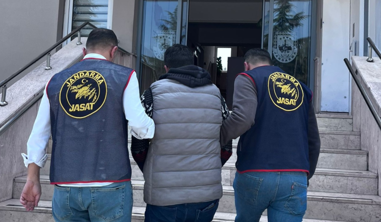 Yalova’da 17 Yıl 6 Ay Hapis Cezası Bulunan Hırsızlık Zanlısı Yakalandı 1 Yalova’da Hırsızlık Suçundan Aranan Şahıs Yakalandı