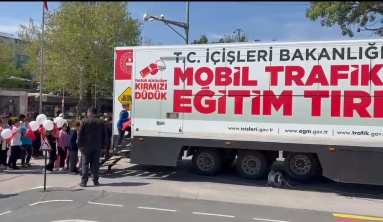 Yalova’da Trafik Haftası Etkinliği: Sürücülere Güvenli Sürüş Uyarısı