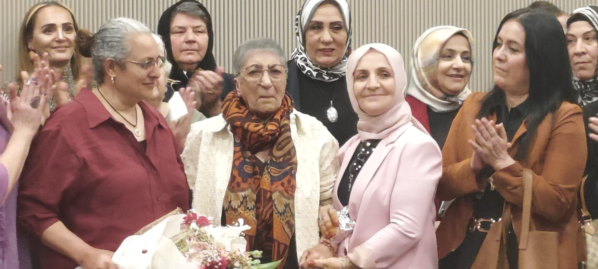 “Yılın Annesi” Ödülü Lale Dondurmacıoğulları’na Takdim Edildi 2 “Yılın Annesi” Ödülü Lale Dondurmacıoğulları’na Takdim Edildi