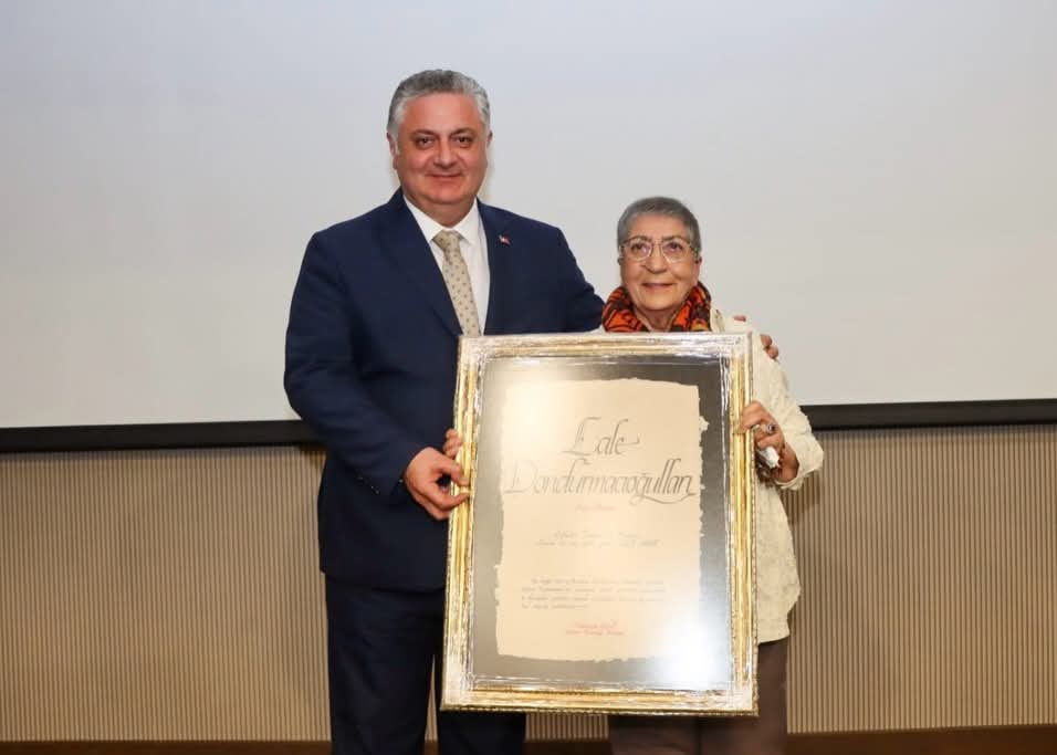 “Yılın Annesi” Ödülü Lale Dondurmacıoğulları’na Takdim Edildi 7 “Yılın Annesi” Ödülü Lale Dondurmacıoğulları’na Takdim Edildi