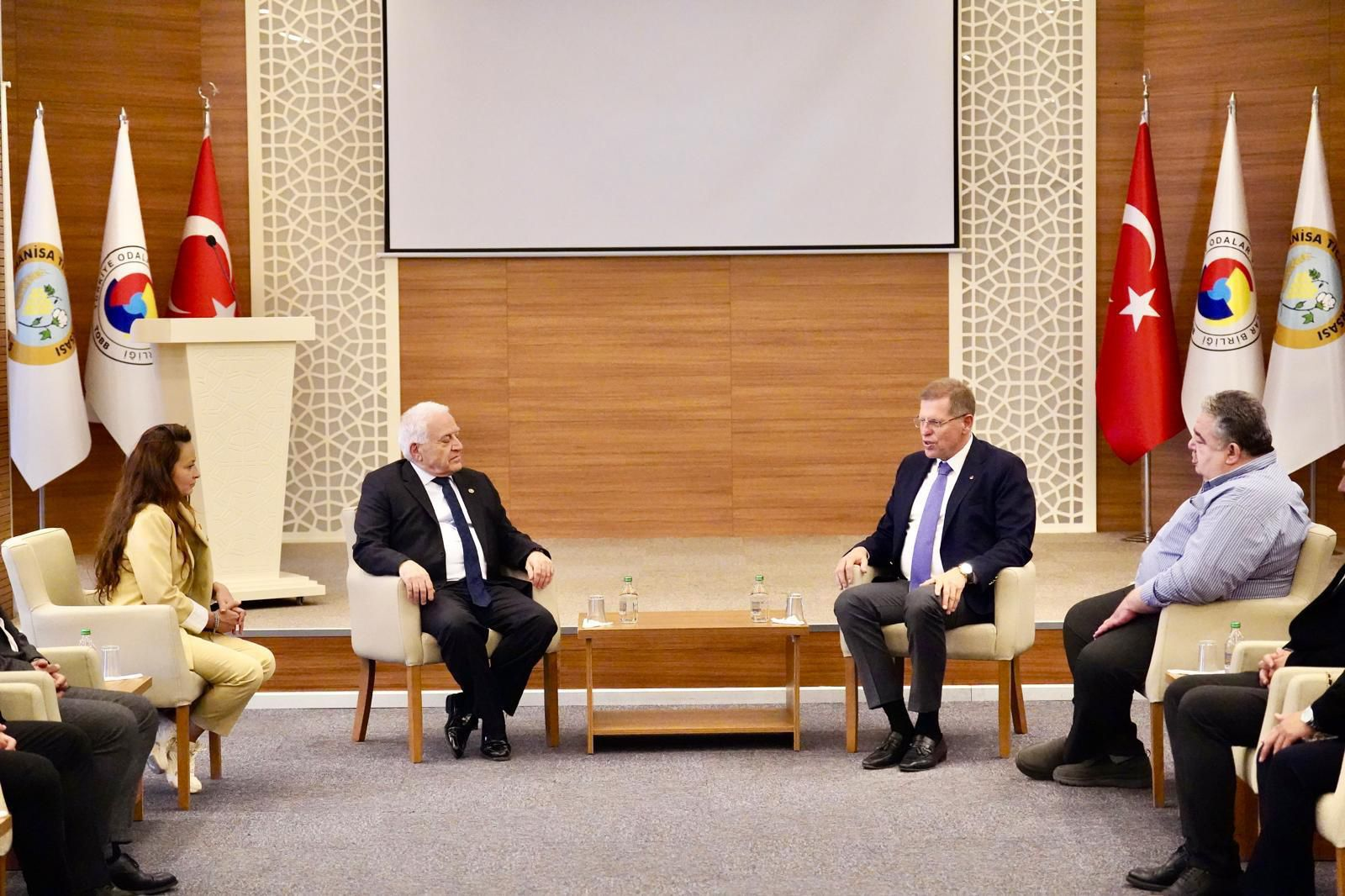 BECAN, MANİSA’DA: “BÖYLE BÜYÜYEN EKONOMİ OLUR MU?”