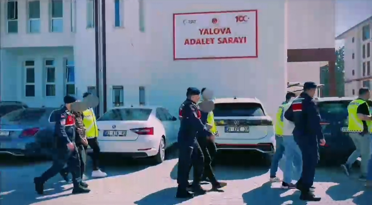 Yalova’da Göçmen Kaçakçılığı Operasyonu: 6 Aylık Takip Sonucu 3 Tutuklama 5 Yalova’da Göçmen Kaçakçılığı Operasyonu: 6 Aylık Takip Sonucu 3 Tutuklama