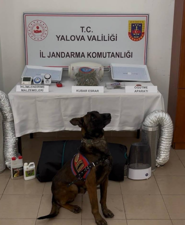 Yalova’da Uyuşturucu Operasyonu: Evde Kurulan İklimlendirme Sistemiyle Kenevir Yetiştirdiği İddia Edilen Şahsa Adli İşlem 5 Yalova’da Uyuşturucu Operasyonu: Evde Kurulan İklimlendirme Sistemiyle Kenevir Yetiştirdiği İddia Edilen Şahsa Adli İşlem