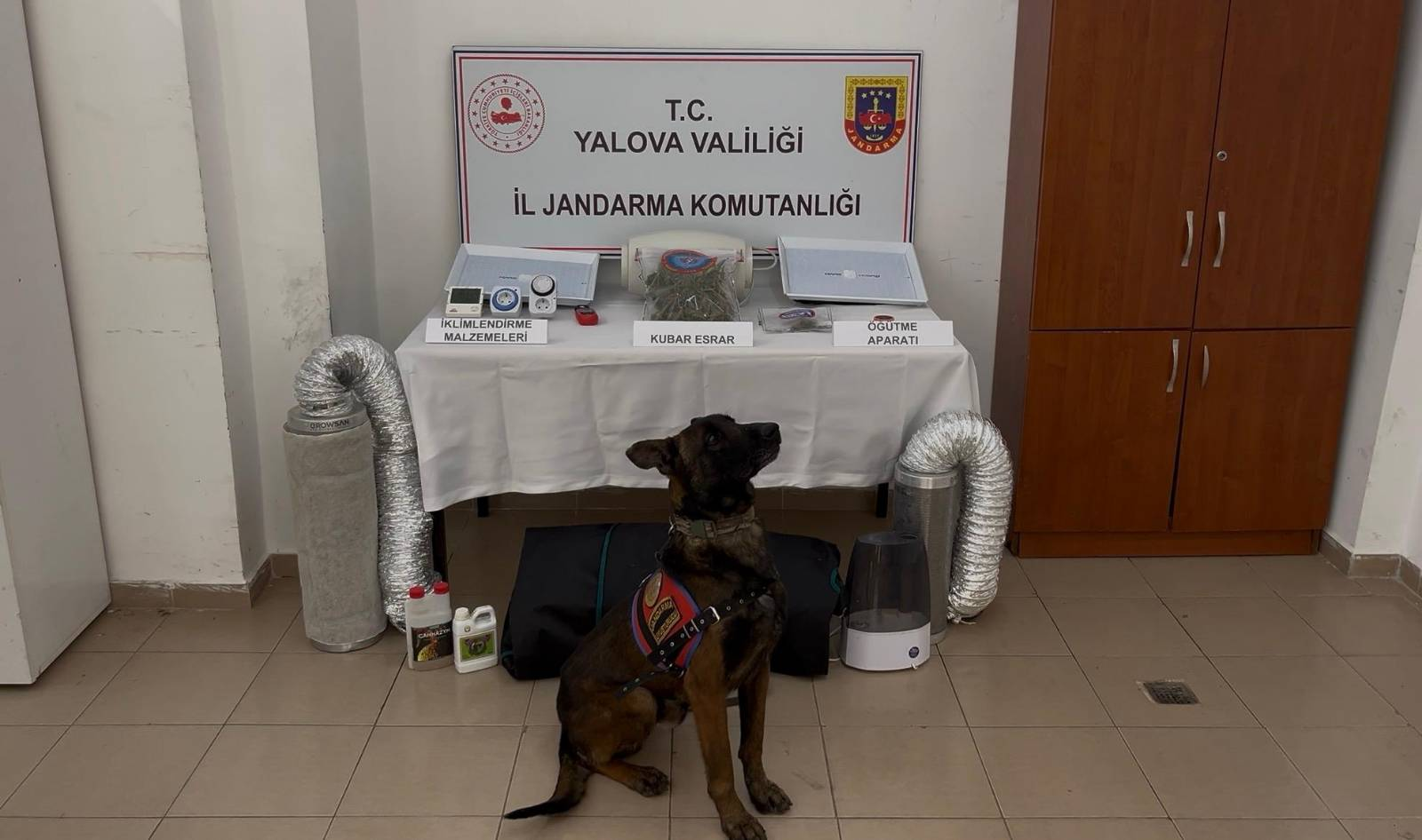 Yalova’da Uyuşturucu Operasyonu: Evde Kurulan İklimlendirme Sistemiyle Kenevir Yetiştirdiği İddia Edilen Şahsa Adli İşlem 4 Yalova’da Uyuşturucu Operasyonu: Evde Kurulan İklimlendirme Sistemiyle Kenevir Yetiştirdiği İddia Edilen Şahsa Adli İşlem