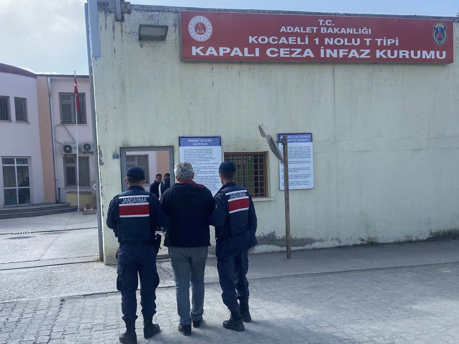 FETÖ Hükümlüsü Çiftlikköy’de Yakalandı: 6 Yıl 3 Ay Kesinleşmiş Hapis Cezası Bulunuyordu 3 FETÖ Hükümlüsü Çiftlikköy’de Yakalandı: 6 Yıl 3 Ay Kesinleşmiş Hapis Cezası Bulunuyordu
