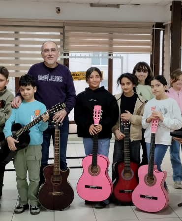 Çiftlikköy Belediyesi Ücretsiz Gitar Kursu Öğrencileri Yıl Sonu Konserinde Sahne Alacak 10 Çiftlikköy Belediyesi Ücretsiz Gitar Kursu Öğrencileri Yıl Sonu Konserinde Sahne Alacak