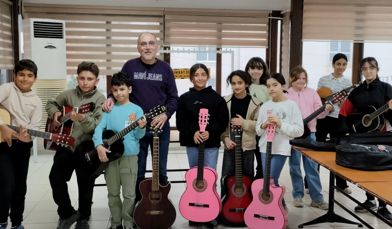 Çiftlikköy Belediyesi Ücretsiz Gitar Kursu Öğrencileri Yıl Sonu Konserinde Sahne Alacak 6 Çiftlikköy Belediyesi Ücretsiz Gitar Kursu Öğrencileri Yıl Sonu Konserinde Sahne Alacak