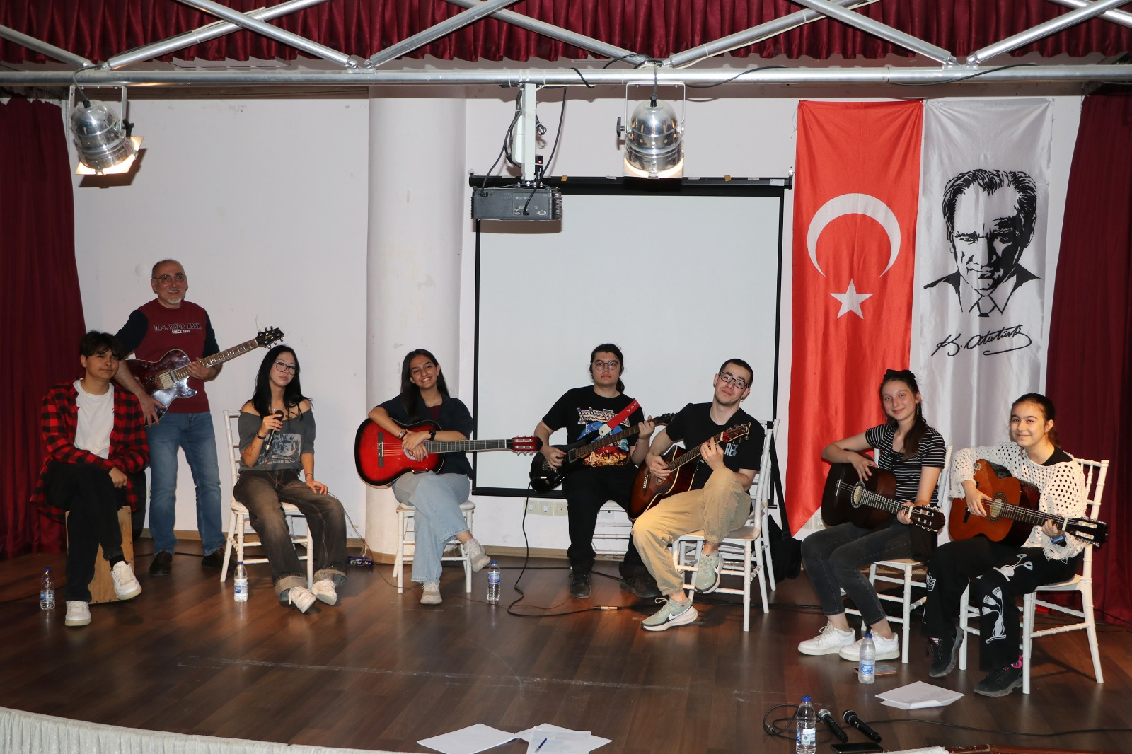 Çiftlikköy Belediyesi Ücretsiz Gitar Kursu Öğrencileri Yıl Sonu Konserinde Sahne Alacak
