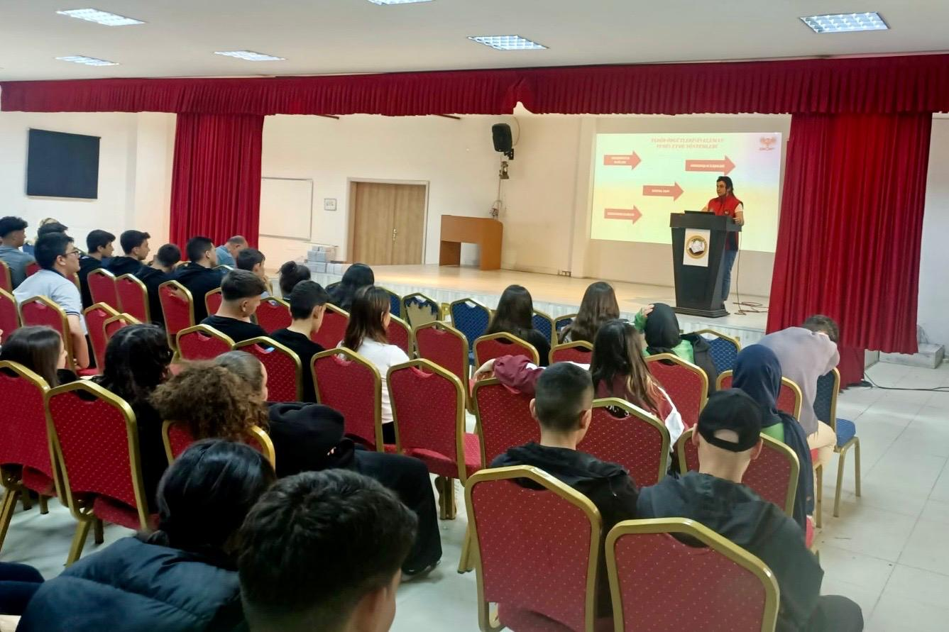 Yalova Emniyeti’nden Gençlere Terörle Mücadele Eğitimi 5 Yalova Emniyeti’nden Gençlere Terörle Mücadele Eğitimi