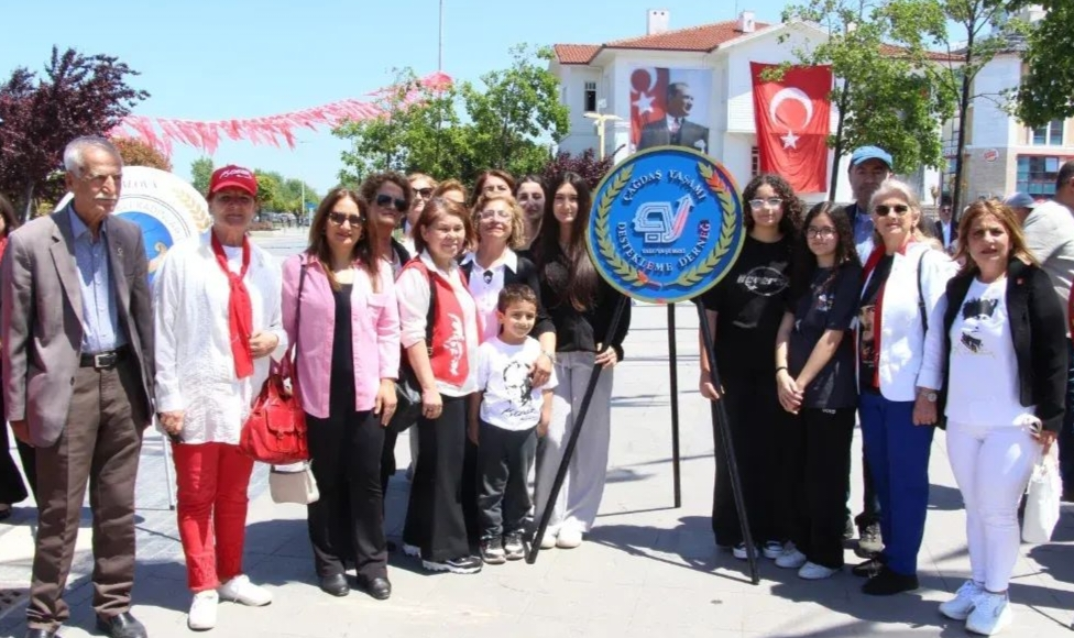 Yalova’da 19 Mayıs Coşkusu: ÇYDD’den Çelenk Töreni 1 Yalova’da 19 Mayıs Coşkusu: ÇYDD’den Çelenk Töreni