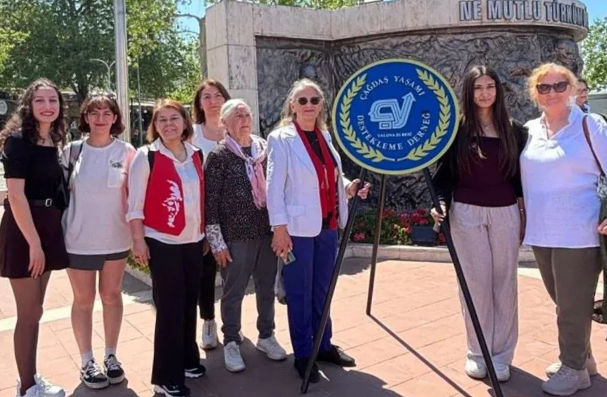 Yalova’da 19 Mayıs Coşkusu: ÇYDD’den Çelenk Töreni 6 Yalova’da 19 Mayıs Coşkusu: ÇYDD’den Çelenk Töreni
