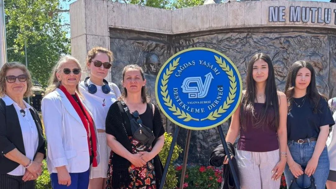 Yalova’da 19 Mayıs Coşkusu: ÇYDD’den Çelenk Töreni 7 Yalova’da 19 Mayıs Coşkusu: ÇYDD’den Çelenk Töreni