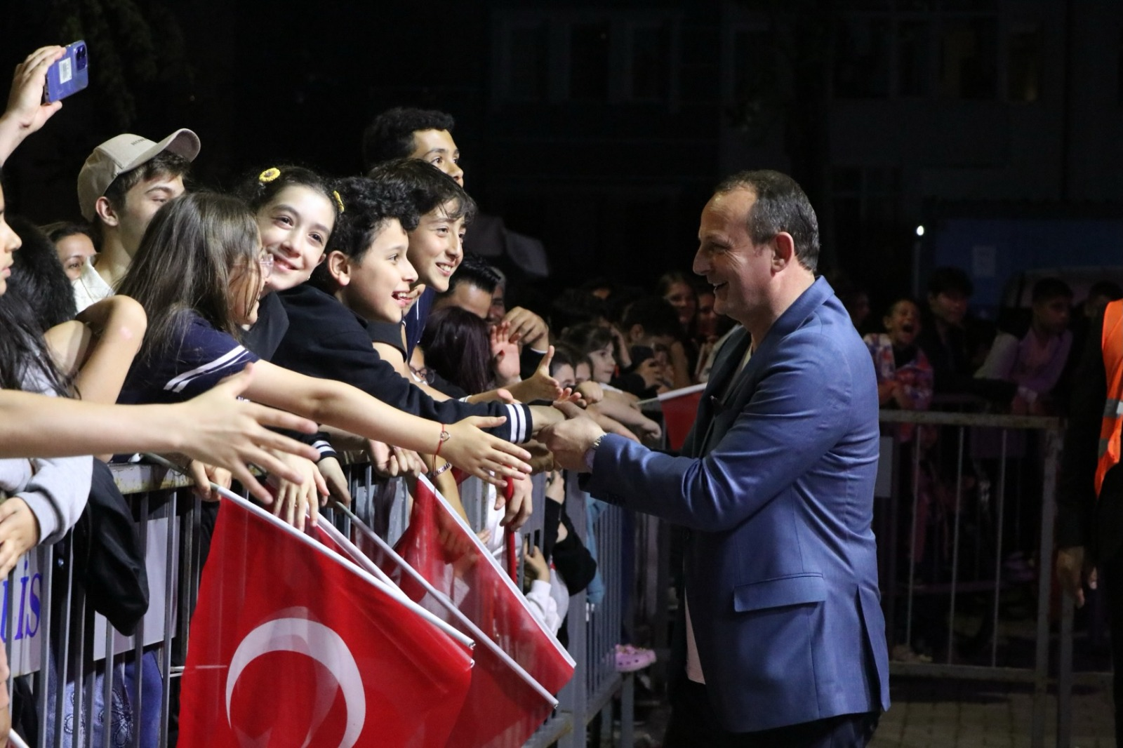 ÇİFTLİKKÖY’DE 19 MAYIS COŞKUSU RAGGA OKTAY’LA ZİRVEYE ÇIKTI