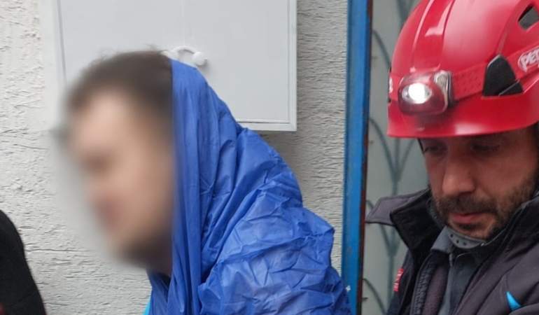 Odunluk Çöktü, Vatandaş Enkaz Altında Mahsur Kaldı