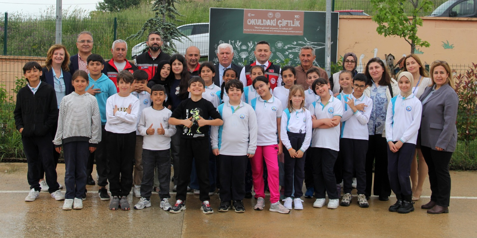 Yalova İlkokulu Öğrencileri Seraya Sebze Fideleri Dikti 1 Yalova İlkokulu Öğrencileri Seraya Sebze Fideleri Dikti