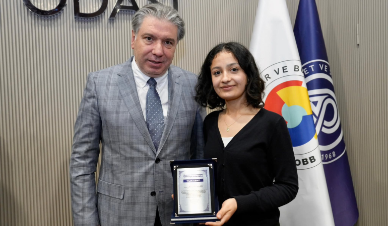 Yılın Genci Ödülü Yalova Üniversitesi’ne Gurur Yaşattı: Nisa Nur Keklik Başarısıyla Takdir Topladı 6 Yılın Genci Ödülü Yalova Üniversitesi’ne Gurur Yaşattı: Nisa Nur Keklik Başarısıyla Takdir Topladı