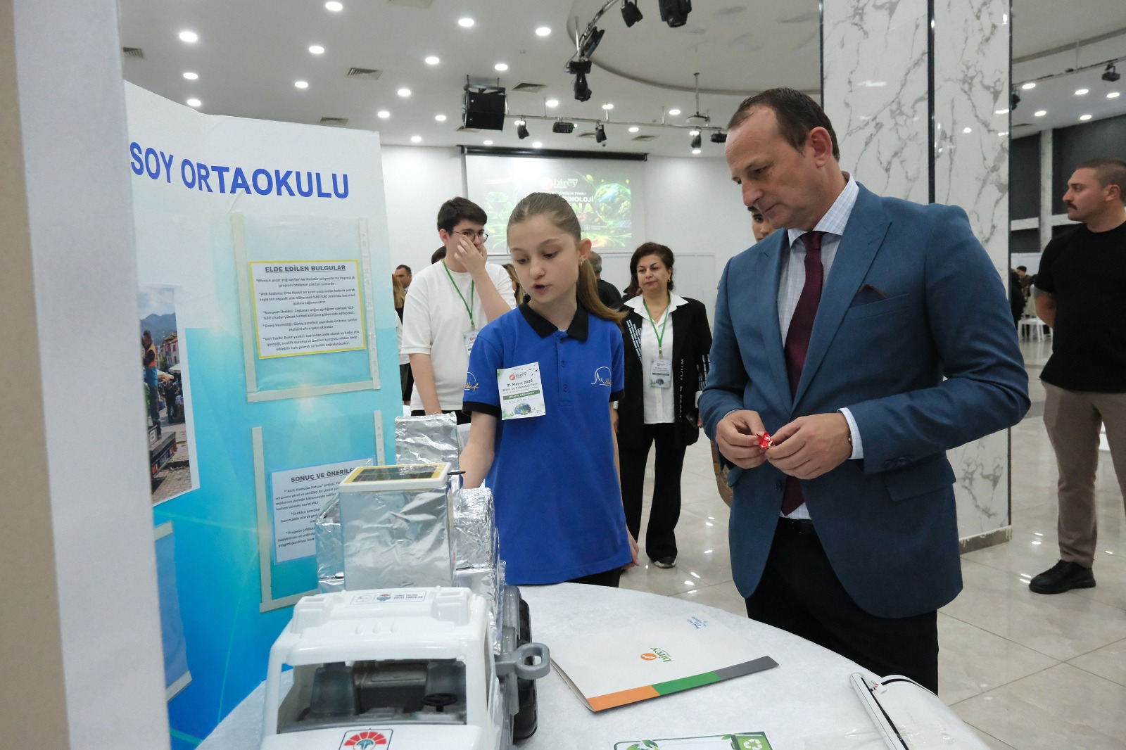 ÇİFTLİKKÖY 2. BİLİM FESTİVALİ’NDE GELECEĞİN MUCİTLERİ SAHNEYE ÇIKTI: 8 ÇİFTLİKKÖY 2. BİLİM FESTİVALİ’NDE GELECEĞİN MUCİTLERİ SAHNEYE ÇIKTI:
