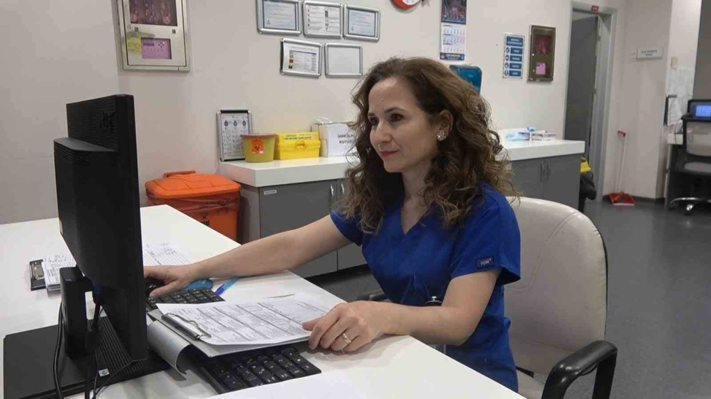 YALOVA’DA 25 YILDIR ŞEFKATİN ADI: HEMŞİRE SIDIKA KARABIYIK HASTALARINA UMUT OLUYOR