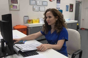 YALOVA’DA 25 YILDIR ŞEFKATİN ADI: HEMŞİRE SIDIKA KARABIYIK HASTALARINA UMUT OLUYOR