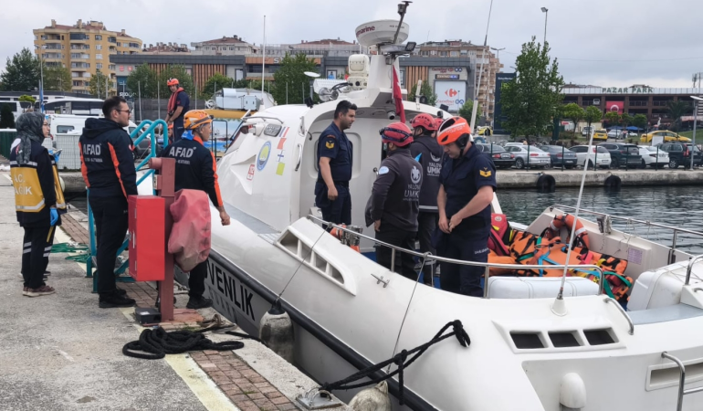 Marmara Denizi’nde Gemide Kaza: Güverteden Düşen Yaralıya Sahil Güvenlik ve UMKE’den Hızlı Müdahale 1 Marmara Denizi’nde Gemide Kaza: Güverteden Düşen Yaralıya Sahil Güvenlik ve UMKE’den Hızlı Müdahale