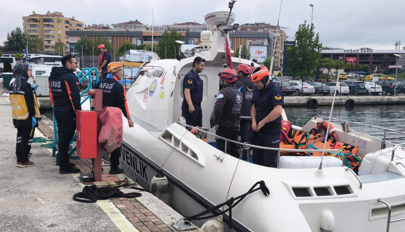 Marmara Denizi’nde Gemide Kaza: Güverteden Düşen Yaralıya Sahil Güvenlik ve UMKE’den Hızlı Müdahale 1 Marmara Denizi’nde Gemide Kaza: Güverteden Düşen Yaralıya Sahil Güvenlik ve UMKE’den Hızlı Müdahale