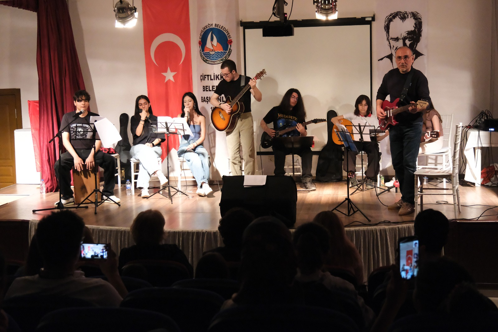 ÇİFTLİKKÖY’DE GİTAR KURSİYERLERİNİN KONSERİ BEĞENİ TOPLADI 1 ÇİFTLİKKÖY’DE GİTAR KURSİYERLERİNİN KONSERİ BEĞENİ TOPLADI