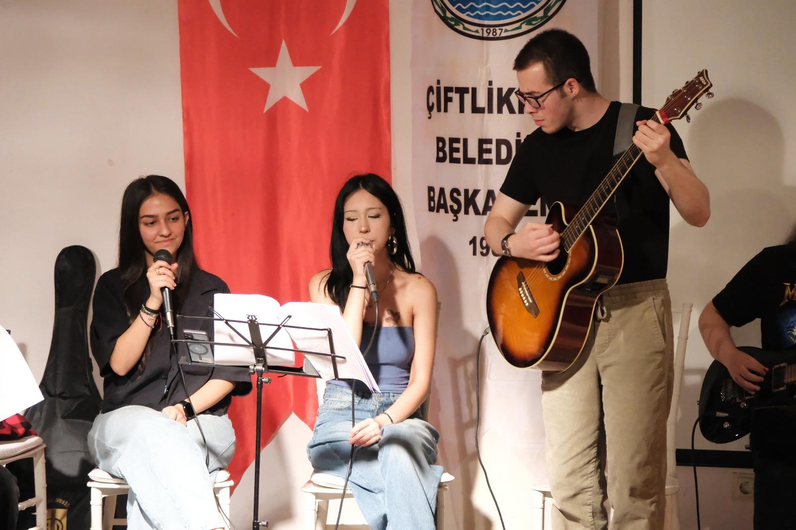 ÇİFTLİKKÖY’DE GİTAR KURSİYERLERİNİN KONSERİ BEĞENİ TOPLADI 5 ÇİFTLİKKÖY’DE GİTAR KURSİYERLERİNİN KONSERİ BEĞENİ TOPLADI