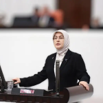 Meliha Akyol’dan TBMM Önündeki Sloganlara Sert Tepki: “Milli İradeye Yönelik Saygısızlık Kabul Edilemez” 22 Meliha Akyol’dan TBMM Önündeki Sloganlara Sert Tepki: “Milli İradeye Yönelik Saygısızlık Kabul Edilemez”