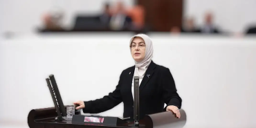 Meliha Akyol’dan TBMM Önündeki Sloganlara Sert Tepki: “Milli İradeye Yönelik Saygısızlık Kabul Edilemez” 102 Meliha Akyol’dan TBMM Önündeki Sloganlara Sert Tepki: “Milli İradeye Yönelik Saygısızlık Kabul Edilemez”