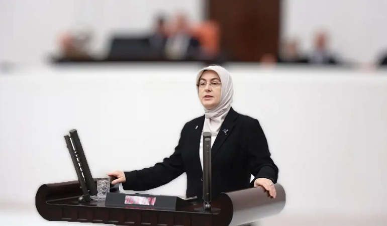 Meliha Akyol’dan TBMM Önündeki Sloganlara Sert Tepki: “Milli İradeye Yönelik Saygısızlık Kabul Edilemez”