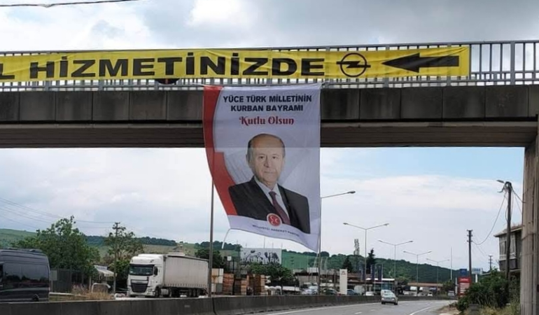 MHP Yalova Teşkilatı’ndan Kurban Bayramı Mesajı: Devlet Bahçeli’nin Bayram Afişleri İl Genelinde Caddeleri Süsledi 73 MHP Yalova Teşkilatı’ndan Kurban Bayramı Mesajı: Devlet Bahçeli’nin Bayram Afişleri İl Genelinde Caddeleri Süsledi