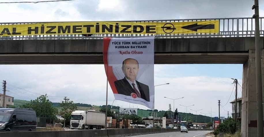 MHP Yalova Teşkilatı’ndan Kurban Bayramı Mesajı: Devlet Bahçeli’nin Bayram Afişleri İl Genelinde Caddeleri Süsledi 1 MHP Yalova Teşkilatı’ndan Kurban Bayramı Mesajı: Devlet Bahçeli’nin Bayram Afişleri İl Genelinde Caddeleri Süsledi
