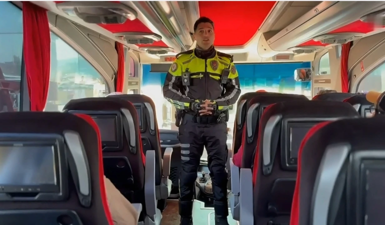 Yalova’da Bayram Öncesi Trafik Güvenliği Seferberliği: Yolcular ve Şoförler Bilgilendirildi 6 Yalova’da Bayram Öncesi Trafik Güvenliği Seferberliği: Yolcular ve Şoförler Bilgilendirildi