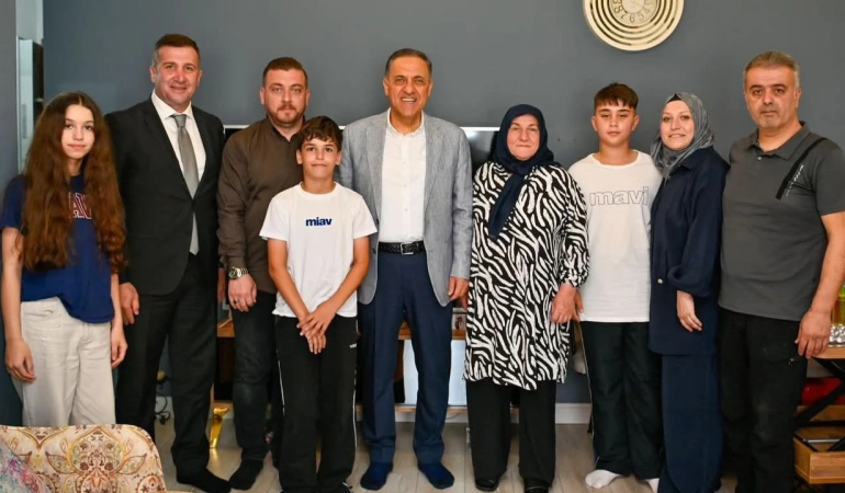 Yalova Valisi Dr. Ahmet Hamdi Usta’dan Şehit Ailelerine Bayram Ziyareti: “Emanetlerine Sahip Çıkmaya Devam Edeceğiz” 6 Yalova Valisi Dr. Ahmet Hamdi Usta’dan Şehit Ailelerine Bayram Ziyareti: “Emanetlerine Sahip Çıkmaya Devam Edeceğiz”