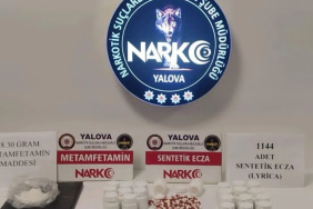 Yalova’da Uyuşturucu Operasyonu: 3 Şüpheli Tutuklandı, Binlerce Hap ve Uyuşturucu Madde Ele Geçirildi 1 Yalova’da Uyuşturucu Operasyonu: 3 Şüpheli Tutuklandı, Binlerce Hap ve Uyuşturucu Madde Ele Geçirildi