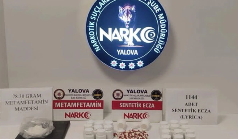 Yalova’da Uyuşturucu Operasyonu: 3 Şüpheli Tutuklandı, Binlerce Hap ve Uyuşturucu Madde Ele Geçirildi 1 Yalova’da Uyuşturucu Operasyonu: 3 Şüpheli Tutuklandı, Binlerce Hap ve Uyuşturucu Madde Ele Geçirildi