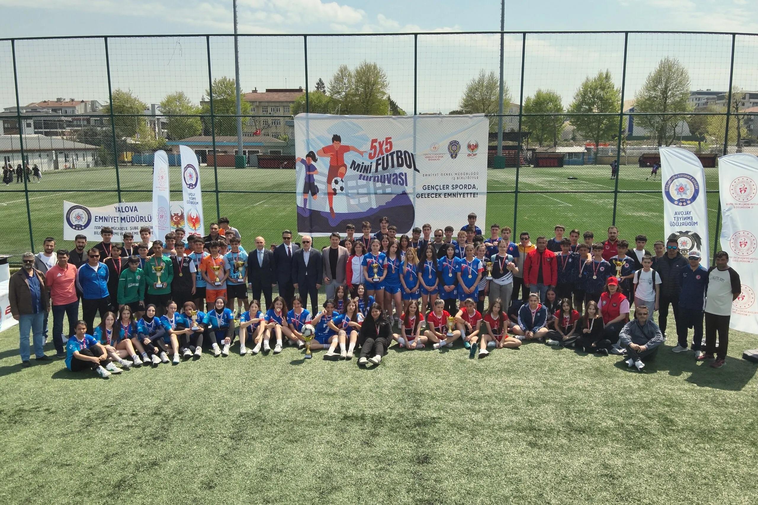 Lise Öğrencileri Sahada Buluştu: “Gençler Sporda, Gelecek Emniyette” Turnuvası Büyük İlgi Gördü
